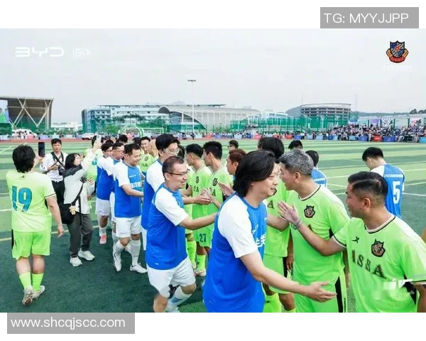 香港足球明星联袂献唱盛典激情四溢点燃球迷热情的音乐之夜 香港足球明星联袂献唱盛典激情四溢点燃球迷热情的音乐之夜