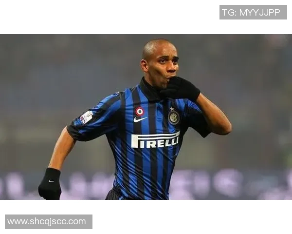 哪个足球明星在场上最喜欢担任中锋角色并展现出色的进攻能力