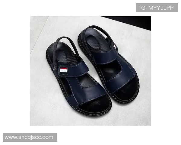 足球明星背带裤时尚潮流解析引领运动与休闲的完美结合 足球明星背带裤时尚潮流解析引领运动与休闲的完美结合